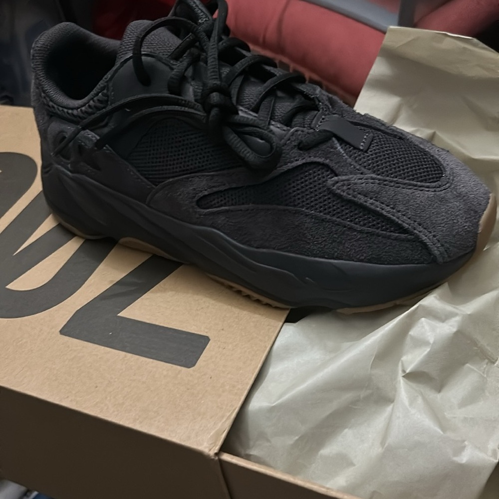 YEEZY SIZE 7 BRAND NEW JUST DELIVERED RUNS SMALL
